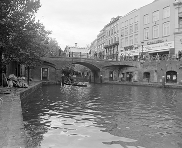 885098 Afbeelding van een roeiboot en een kano tijdens de Watermanifestatie (met fotospeurtocht te water) ter ...